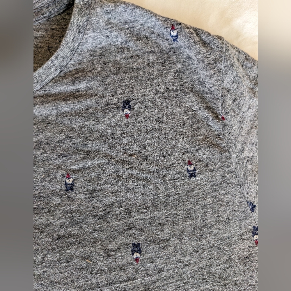 EUC Old Navy Gray T-shirt with Tiny Gnomes-M